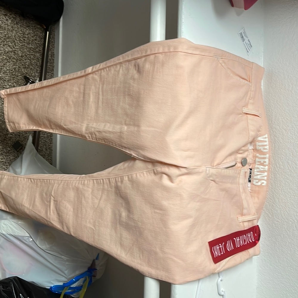 I am selling this jean, I buy it but I didn’t fit on me. Estoy vendiendo